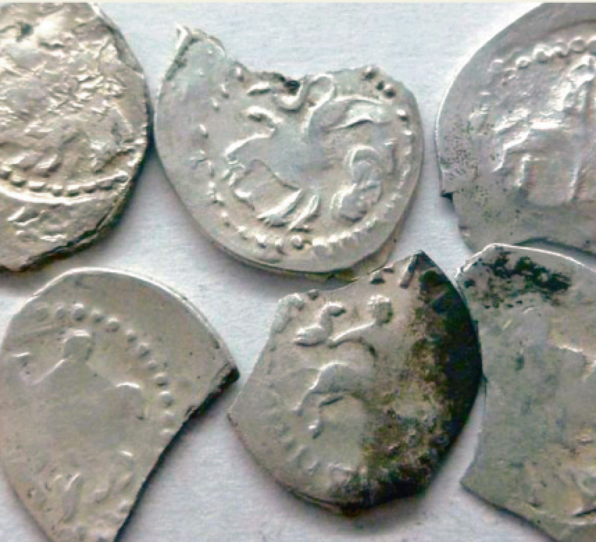 В кладах XV-XVI веков часто находили неполноценные монеты. Люди специально срезали края монет и надеялись, что убыль не будет заметна, а серебряные «обрезки» прятали в кладах.